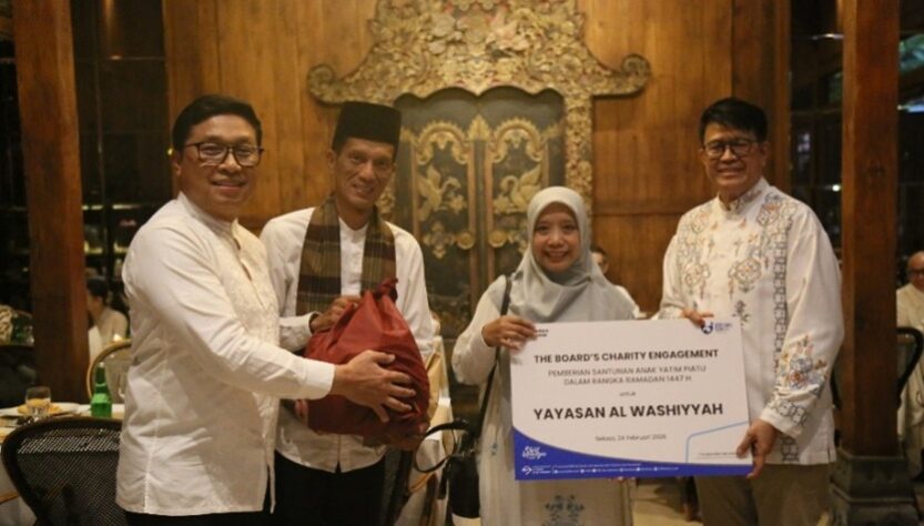                  Penyerahan santunan
diwakili oleh Pejabat Eksekutif Aestika Oryza Gunarto dan Komisaris Independen Hari Siaga Amijarso.    