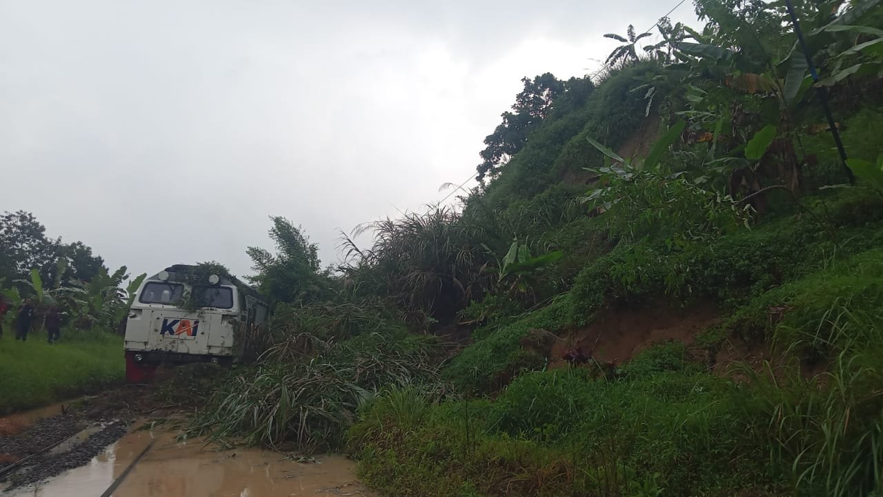 KA Ciremai Tertahan Longsor di Petak Jalan Maswati – Sasaksaat, KAI Daop 2 Bandung Sampaikan Permohonan Maaf dan Kerahkan Tim Tanggap Darurat KA Ciremai Tertahan Longsor di Petak Jalan Maswati – Sasaksaat, KAI Daop 2 Bandung Sampaikan Permohonan Maaf dan Kerahkan Tim Tanggap Darurat