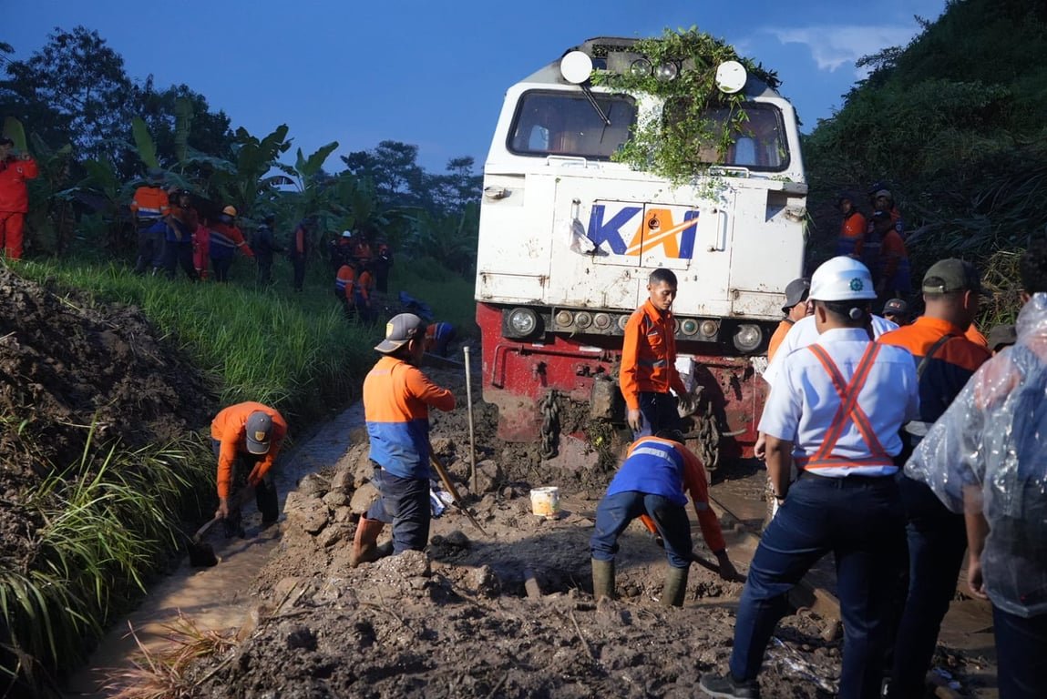 Seluruh Penumpang dan Crew KA Ciremai Dipastikan Selamat Pasca Longsoran di Petak Maswati – Sasaksaat, KAI Daop 2 Bandung Sampaikan Permohonan Maaf ke Seluruh Pelanggan Terdampak Seluruh Penumpang dan Crew KA Ciremai Dipastikan Selamat Pasca Longsoran di Petak Maswati – Sasaksaat, KAI Daop 2 Bandung Sampaikan Permohonan Maaf ke Seluruh Pelanggan Terdampak