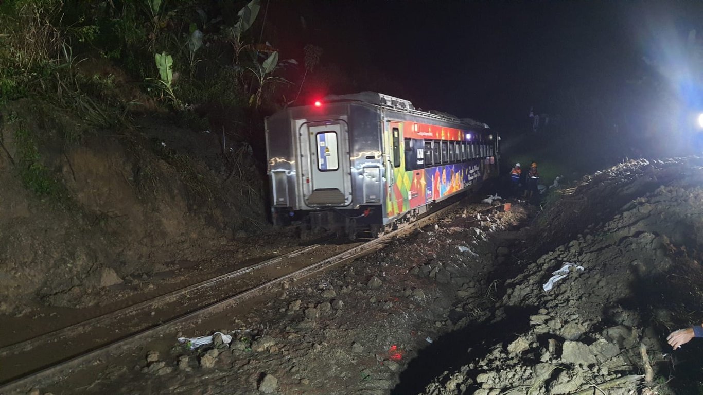 Evakuasi Selesai, Jalur Maswati – Sasaksaat Kembali Dapat Dilalui: KA Pertama Melintas Pukul 03.20 WIB Evakuasi Selesai, Jalur Maswati – Sasaksaat Kembali Dapat Dilalui: KA Pertama Melintas Pukul 03.20 WIB