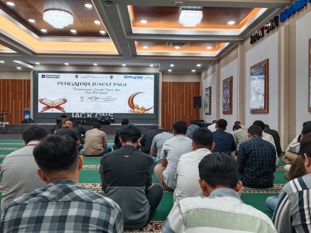 Pengajian Rutin Jumat di BRI Region 6 Berlangsung Khidmat dan Penuh Kehangatan Pengajian Rutin Jumat di BRI Region 6 Berlangsung Khidmat dan Penuh Kehangatan