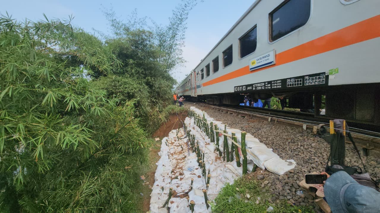 Penanganan Gogosan Jalur KA Cibeber–Lampegan Selesai, Perjalanan KA Siliwangi Kembali Normal Penanganan Gogosan Jalur KA Cibeber–Lampegan Selesai, Perjalanan KA Siliwangi Kembali Normal