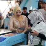 Kartini di Lintas Rel: Petugas LRT Jabodebek Berkebaya, Ajak Masyarakat Rayakan Emansipasi di Transportasi Publik Kartini di Lintas Rel: Petugas LRT Jabodebek Berkebaya, Ajak Masyarakat Rayakan Emansipasi di Transportasi Publik