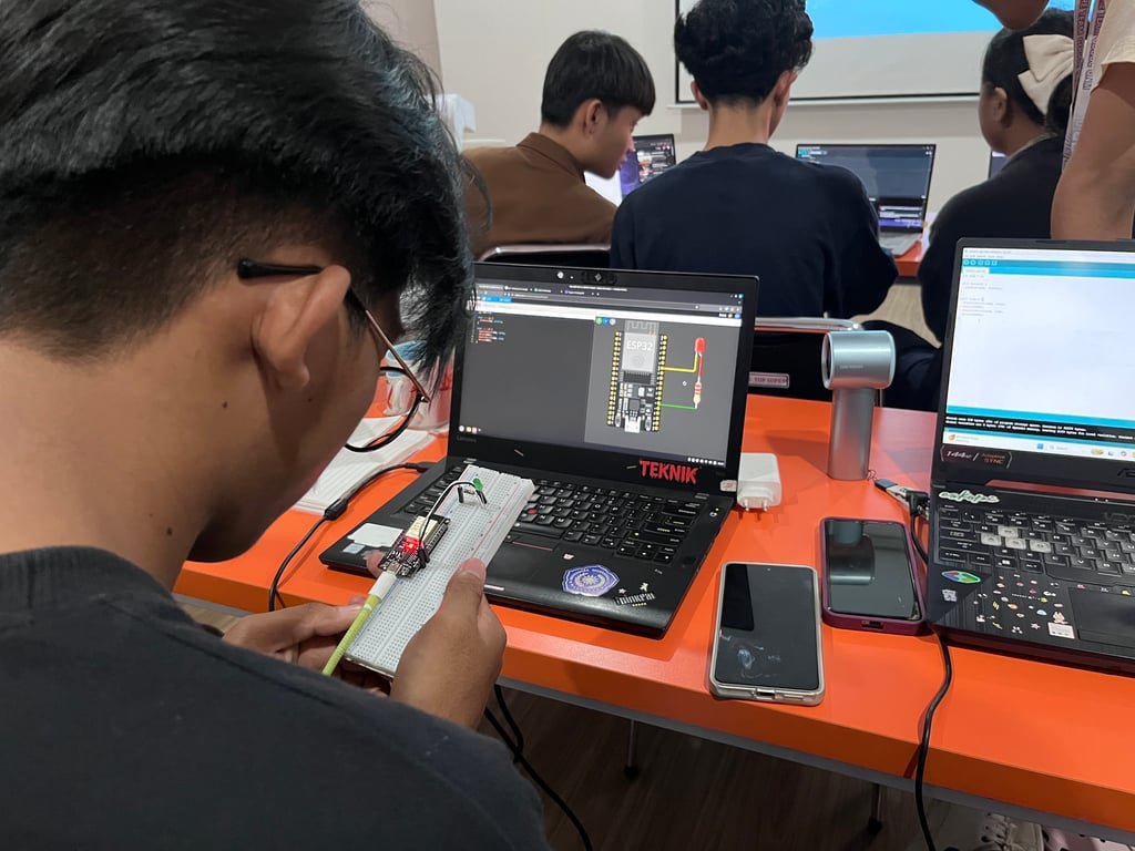 Telkom AI Center Makassar dan GDGoC UNM Latih 20 Talenta Muda di Bidang Robotics dan IoT Telkom AI Center Makassar dan GDGoC UNM Latih 20 Talenta Muda di Bidang Robotics dan IoT