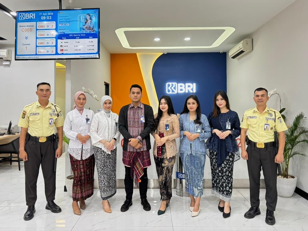 Peringati Hari Kartini, Frontliner BRI Branch Office Krekot Layani Nasabah dengan Mengenakan Pakaian Nasional Peringati Hari Kartini, Frontliner BRI Branch Office Krekot Layani Nasabah dengan Mengenakan Pakaian Nasional