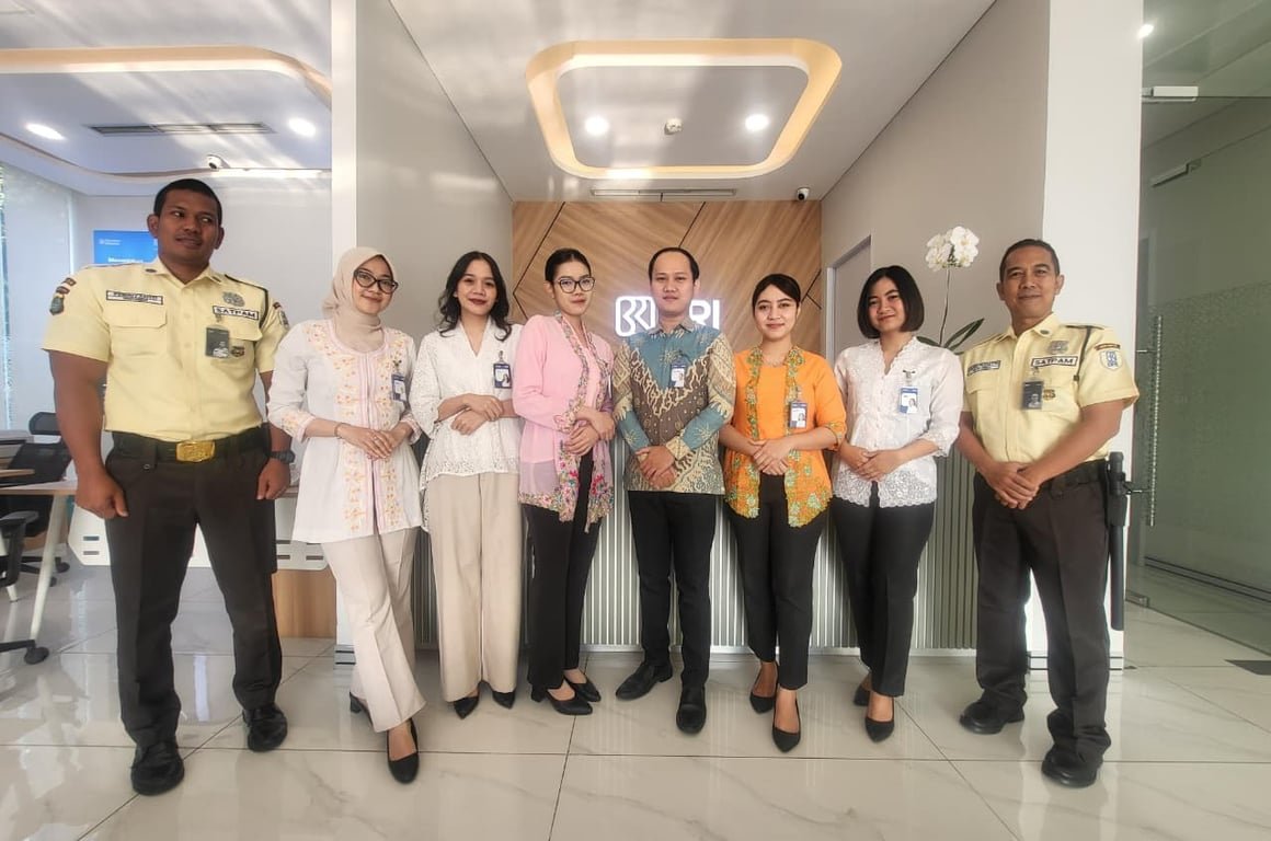 Peringati Hari Kartini, Frontliner BRI Branch Office Otista Kompak Berseragam Pakaian Nasional