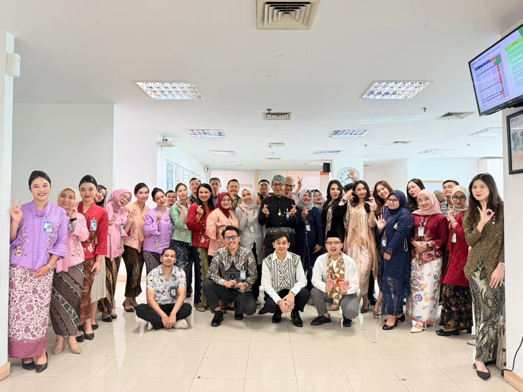 Peringati Hari Kartini, Pekerja Pria dan Wanita BRI Branch Office Segitiga Senen Kompak Kenakan Pakaian Nasional Peringati Hari Kartini, Pekerja Pria dan Wanita BRI Branch Office Segitiga Senen Kompak Kenakan Pakaian Nasional
