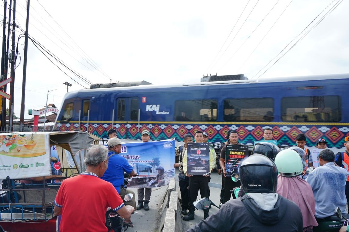 Himbauan Kepada Masyarakat untuk Taat Saat Melintas di Perlintasan Kereta Api Demi Keselamatan Bersama Himbauan Kepada Masyarakat untuk Taat Saat Melintas di Perlintasan Kereta Api Demi Keselamatan Bersama