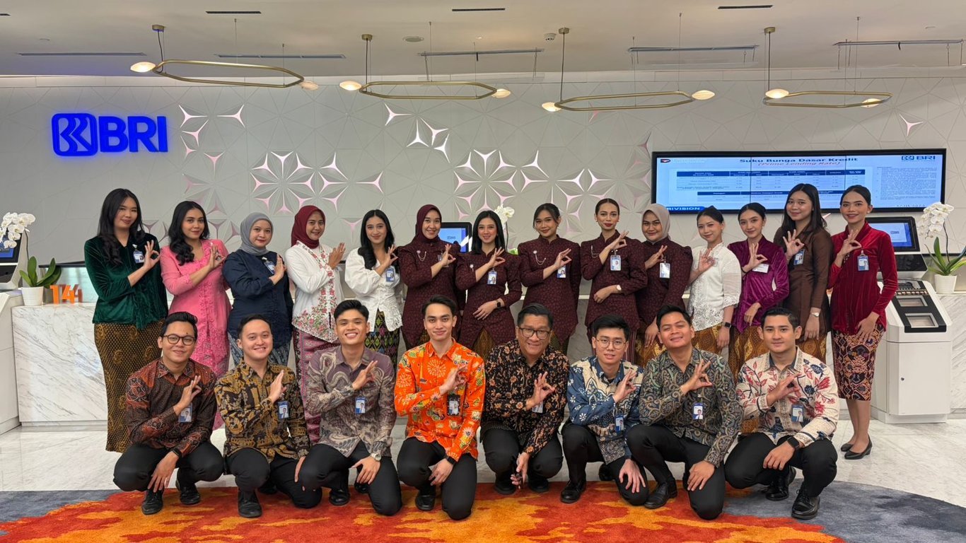 Peringati Hari Kartini, Frontliner BRI Kantor Cabang Khusus Tampil Beda dengan Pakaian Nasional Peringati Hari Kartini, Frontliner BRI Kantor Cabang Khusus Tampil Beda dengan Pakaian Nasional