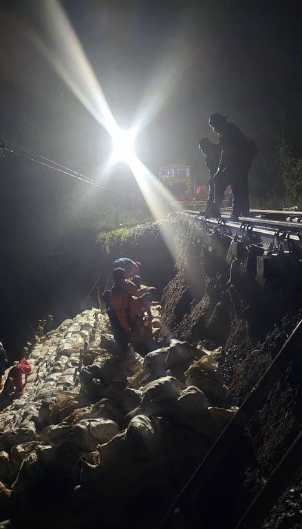 Hujan Deras Kembali Gerus Jalur KA di Petak Cibeber–Lampegan, Perjalanan KA Siliwangi Dibatalkan Demi Keselamatan Hujan Deras Kembali Gerus Jalur KA di Petak Cibeber–Lampegan, Perjalanan KA Siliwangi Dibatalkan Demi Keselamatan
