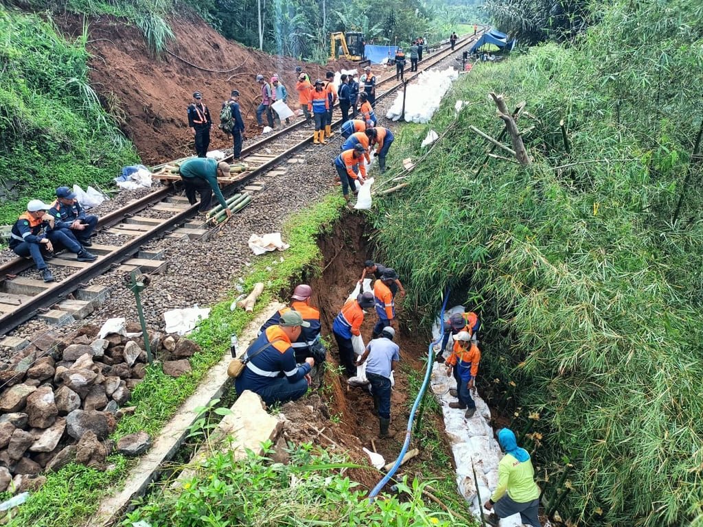 Perbaikan Gogosan Dikebut, KAI Daop 2 Bandung Targetkan Esok Hari Operasional KA Siliwangi Kembali Normal Perbaikan Gogosan Dikebut, KAI Daop 2 Bandung Targetkan Esok Hari Operasional KA Siliwangi Kembali Normal