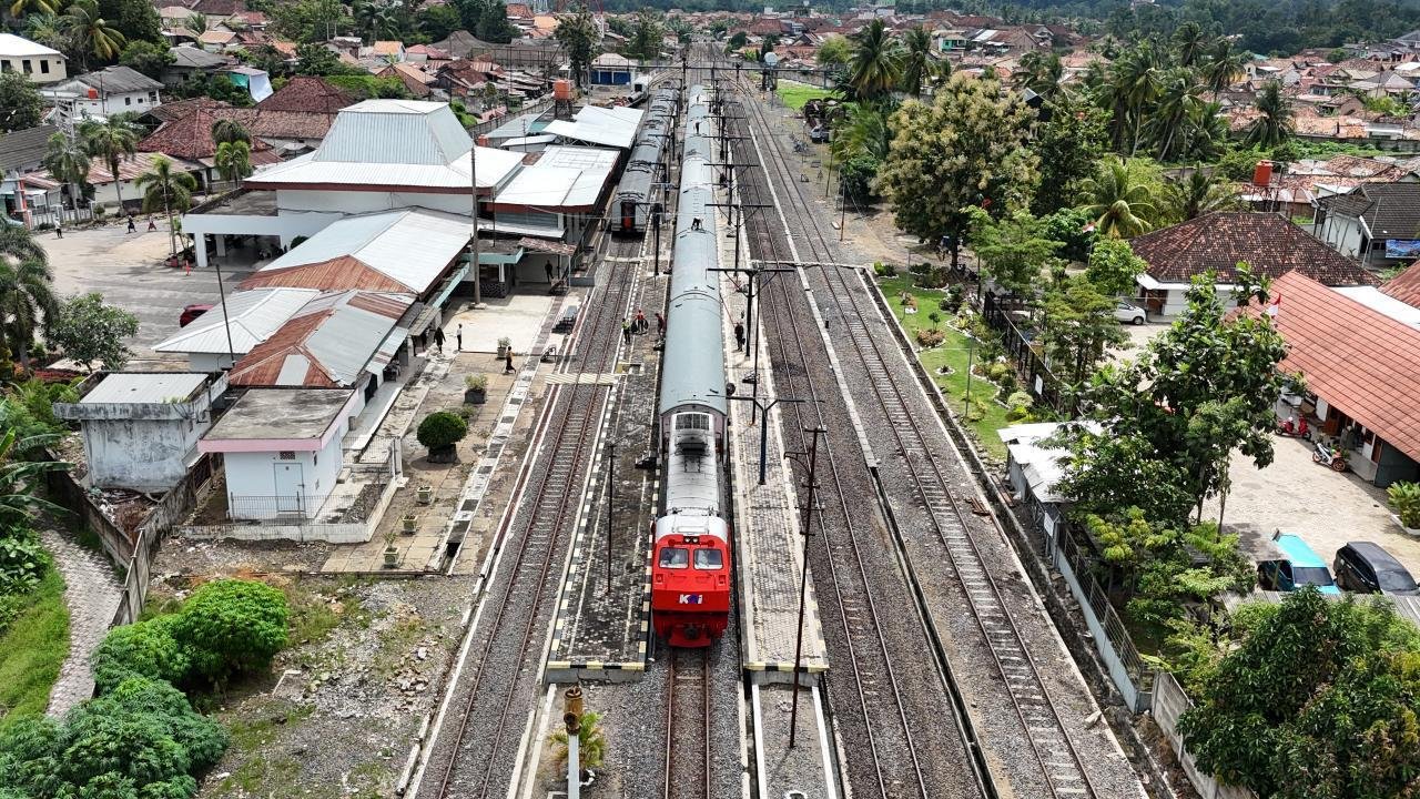 Kejadian Perlintasan Meningkat di 2025, KAI Divre IV Tanjungkarang Ajak Masyarakat Tertib di Perlintasan dan Tidak Beraktivitas di Jalur KA Kejadian Perlintasan Meningkat di 2025, KAI Divre IV Tanjungkarang Ajak Masyarakat Tertib di Perlintasan dan Tidak Beraktivitas di Jalur KA