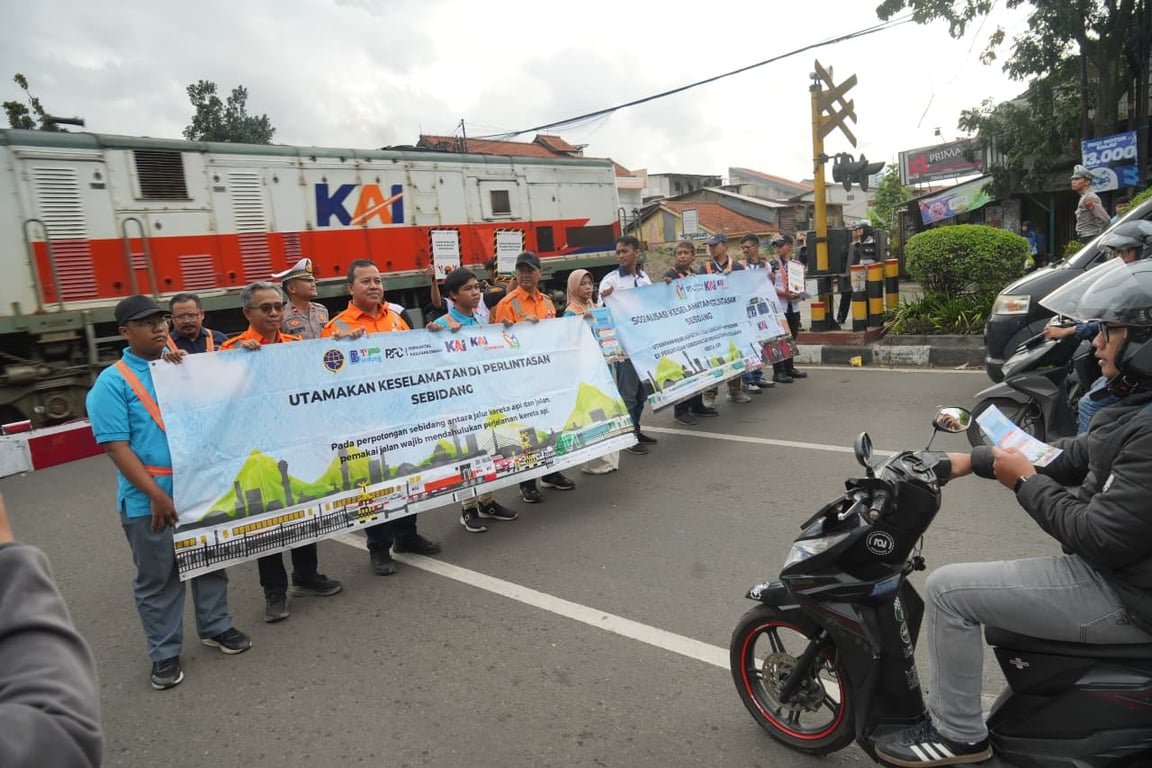 KAI Daop 2 Bandung Imbau Masyarakat Disiplin Berlalu Lintas di Perlintasan Sebidang Demi Keselamatan Bersama KAI Daop 2 Bandung Imbau Masyarakat Disiplin Berlalu Lintas di Perlintasan Sebidang Demi Keselamatan Bersama