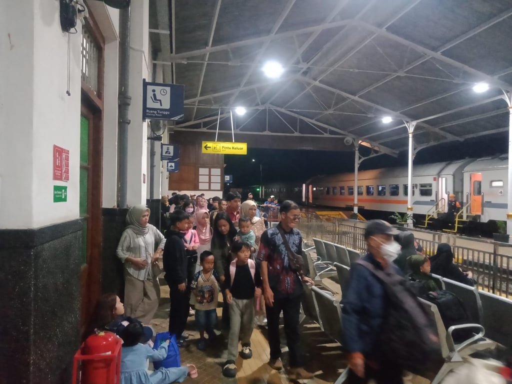 KAI Daop 2 Bandung Sampaikan Permohonan Maaf, Perjalanan KA Siliwangi Tertahan Akibat Genangan Air di Petak Jalan Cianjur–Cibeber KAI Daop 2 Bandung Sampaikan Permohonan Maaf, Perjalanan KA Siliwangi Tertahan Akibat Genangan Air di Petak Jalan Cianjur–Cibeber