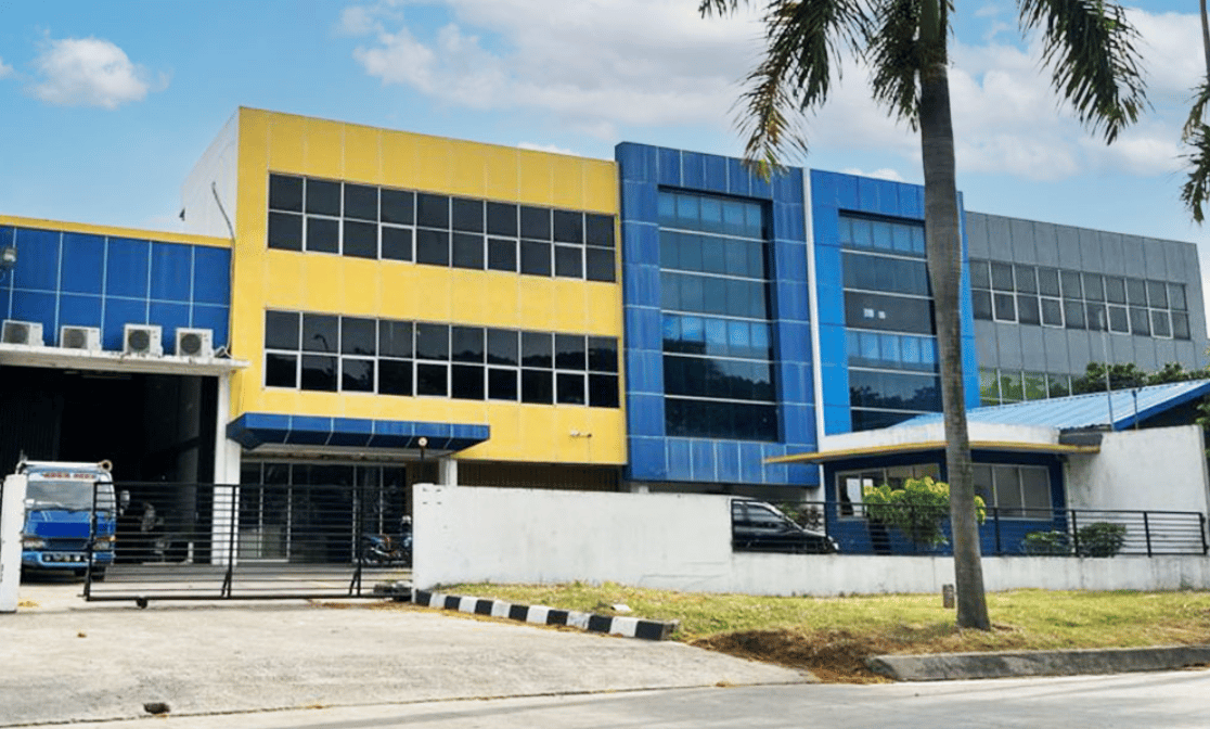 Jenis dan Kegunaan Industrial Door dan Dock Leveler dalam Industri
