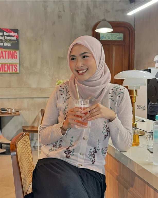 Dari Kuliah Sampai Sukses Jadi Influencer, Afina Syifa Ungkap Alasan Masih Setia Pakai Hijab Paris napocut Dari Kuliah Sampai Sukses Jadi Influencer, Afina Syifa Ungkap Alasan Masih Setia Pakai Hijab Paris napocut
