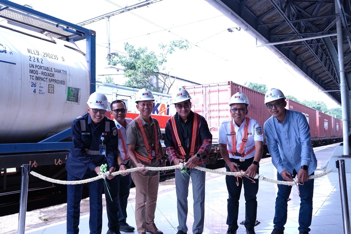 Moda Kereta Api Makin Bersaing, KAI Logistik Luncurkan 2 Rangkaian KA Kontainer Baru Moda Kereta Api Makin Bersaing, KAI Logistik Luncurkan 2 Rangkaian KA Kontainer Baru