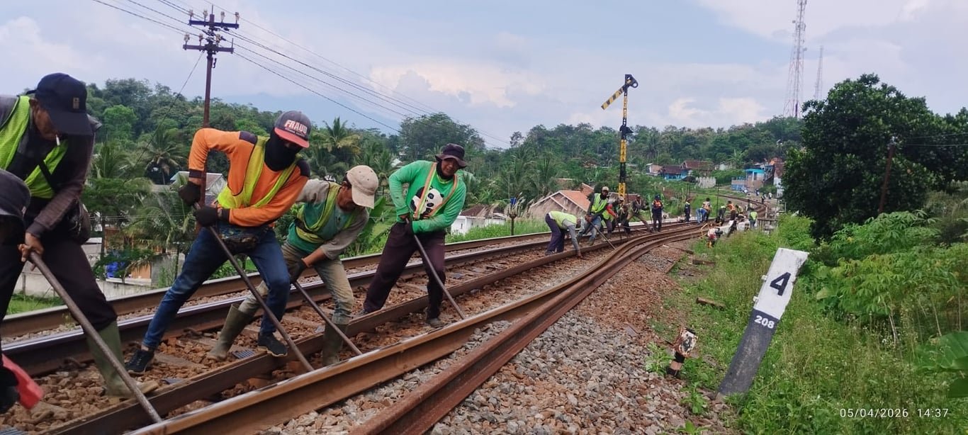 KAI Daop 2 Bandung Ganti 2.800 Meter Rel Untuk Tingkatkan Keselamatan dan Kenyamanan Perjalanan KA