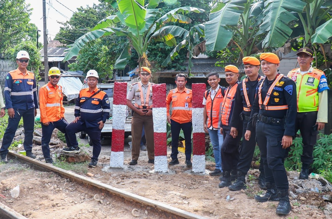 KAI Daop 1 Jakarta Bersama Pemangku Kepentingan Tutup Dua Perlintasan Liar, Perkuat Keselamatan Perjalanan Kereta Api KAI Daop 1 Jakarta Bersama Pemangku Kepentingan Tutup Dua Perlintasan Liar, Perkuat Keselamatan Perjalanan Kereta Api