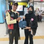 Mobilitas Tinggi Picu Kelalaian, Puluhan Barang Tertinggal Setiap Hari di LRT Jabodebek Mobilitas Tinggi Picu Kelalaian, Puluhan Barang Tertinggal Setiap Hari di LRT Jabodebek