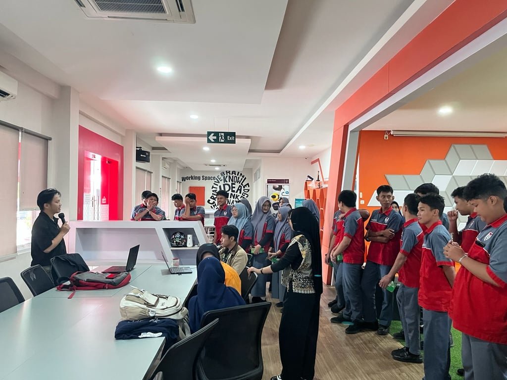Belajar AI Langsung dari Industri, 150 Siswa SMK Telkom Makassar Kunjungi Telkom AI Center Belajar AI Langsung dari Industri, 150 Siswa SMK Telkom Makassar Kunjungi Telkom AI Center