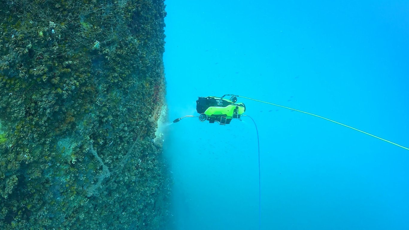 Inspeksi Bawah Air dengan ROV QYSEA Fifish X1 Inspeksi Bawah Air dengan ROV QYSEA Fifish X1