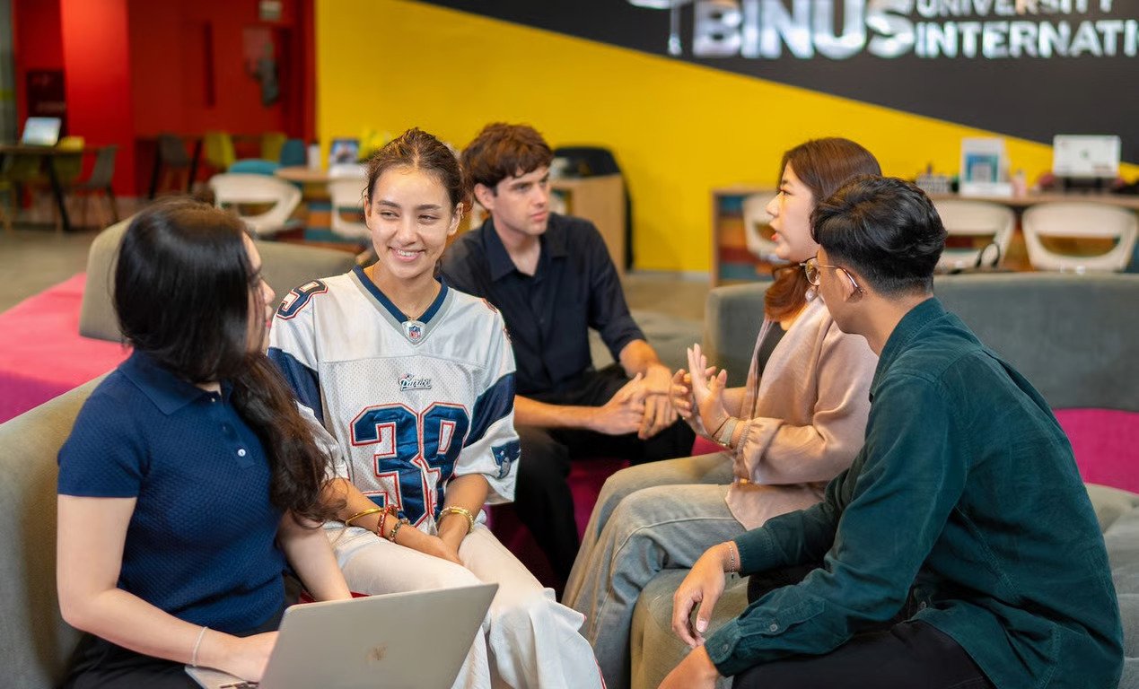 Belajar AI dan Cloud Sambil Raih Double Degree: Ini yang Bikin Computer Science BINUS International Unggul!