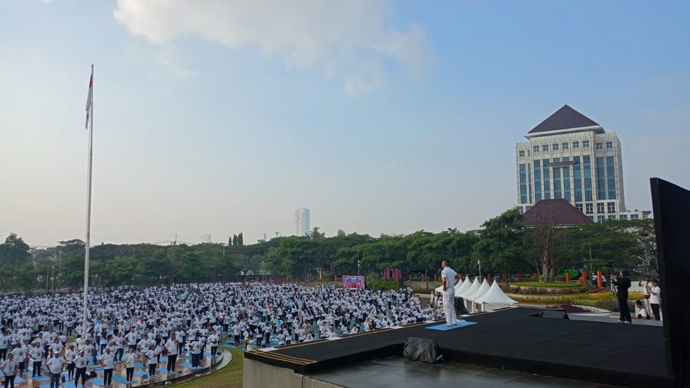 Didukung Embassy of India, Unesa Pecahkan Rekor MURI dengan Peserta Disabilitas Terbanyak dalam Yoga Bersama Didukung Embassy of India, Unesa Pecahkan Rekor MURI dengan Peserta Disabilitas Terbanyak dalam Yoga Bersama