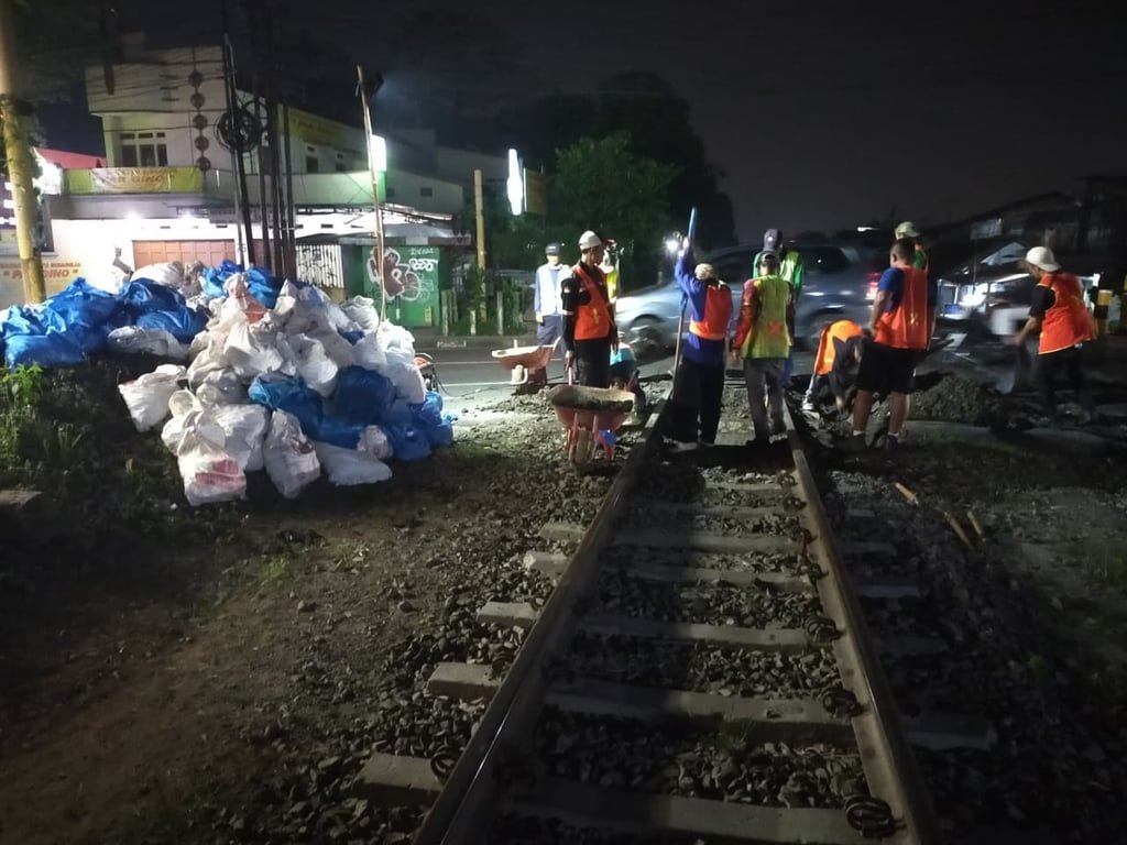 KAI Daop 2 Bandung Jalankan Komitmen Keselamatan Perjalanan KA di Perlintasan Sebidang