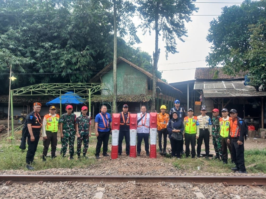 KAI Daop 1 Jakarta Tutup Perlintasan Sebidang Liar di Tangerang, Perkuat Upaya Peningkatan Keselamatan Perjalanan Kereta Api KAI Daop 1 Jakarta Tutup Perlintasan Sebidang Liar di Tangerang, Perkuat Upaya Peningkatan Keselamatan Perjalanan Kereta Api