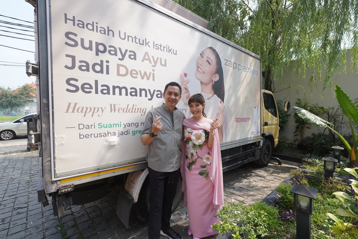Dianggap Suami Idaman, Regi Datau Terbang Lintas Negara demi Kejutan Anniversary untuk Ayu Dewi Dianggap Suami Idaman, Regi Datau Terbang Lintas Negara demi Kejutan Anniversary untuk Ayu Dewi