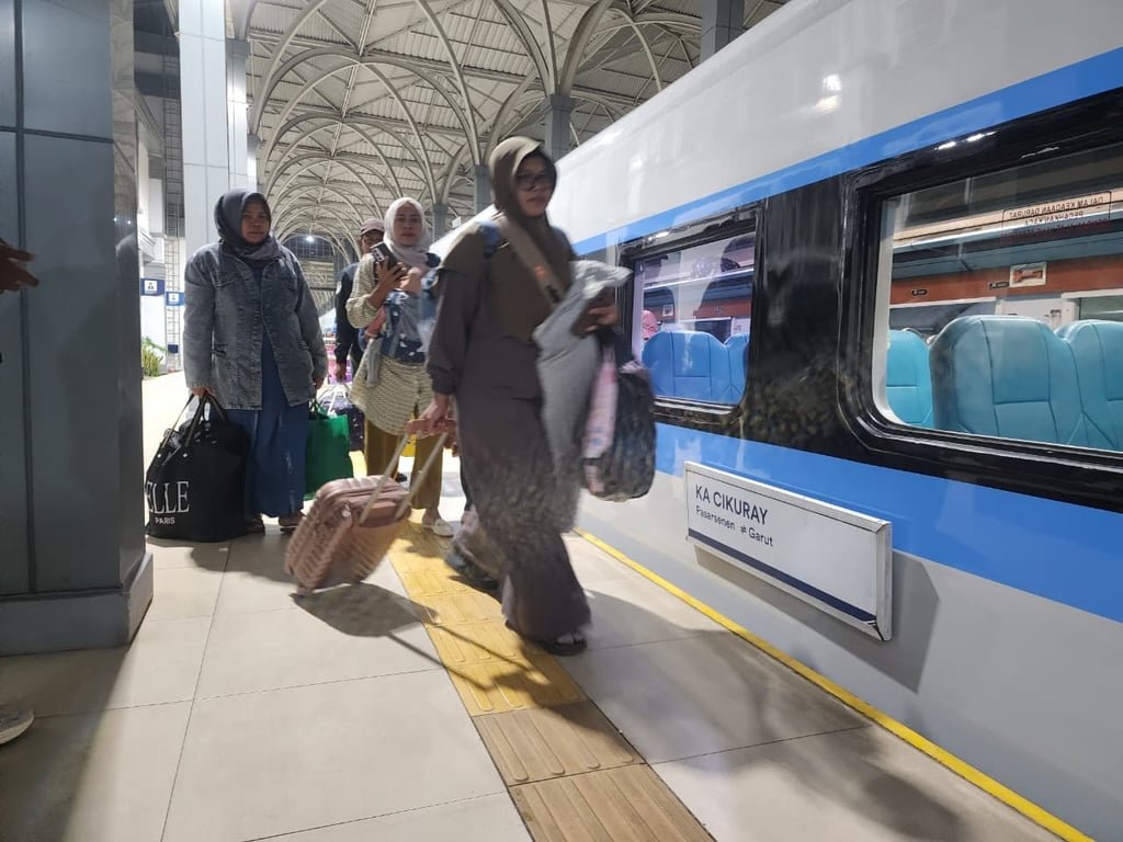 Sepuluh Hari Beroperasi dengan Rangkaian Baru, KA Cikuray Catat Okupansi Lebih dari 138 Persen Sepuluh Hari Beroperasi dengan Rangkaian Baru, KA Cikuray Catat Okupansi Lebih dari 138 Persen