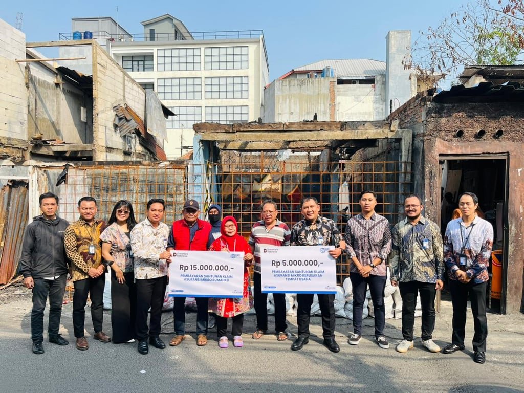 BRI Branch Office Otista dan BRINS Serahkan Simbolis Klaim Asuransi kepada Nasabah Terdampak Kebakaran BRI Branch Office Otista dan BRINS Serahkan Simbolis Klaim Asuransi kepada Nasabah Terdampak Kebakaran