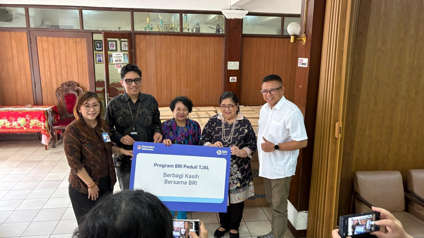 BRI Region 6 Salurkan 300 Paket Sembako Melalui Program CSR untuk Jemaat GPIB EKLESIA