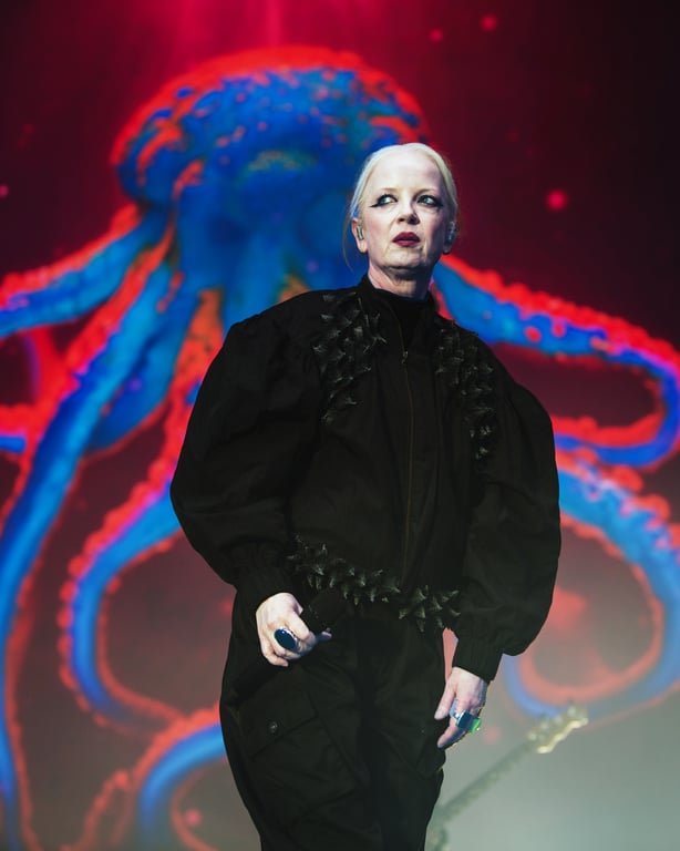 Dari Perkampungan Urban Jakarta Mendunia: Ikon Rock Legendaris Shirley Manson (Garbage) Kenakan Label Fashion Berkesadaran Asal Indonesia, Fuguku, di Atas Panggung Dari Perkampungan Urban Jakarta Mendunia: Ikon Rock Legendaris Shirley Manson (Garbage) Kenakan Label Fashion Berkesadaran Asal Indonesia, Fuguku, di Atas Panggung