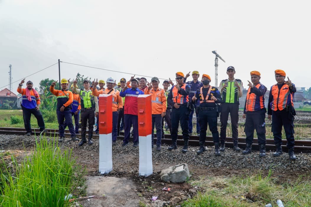 KAI Bersama Unsur Kewilayahan Perkuat Keselamatan dengan Penataan Akses Jalur Kereta di Kampung Cipondang