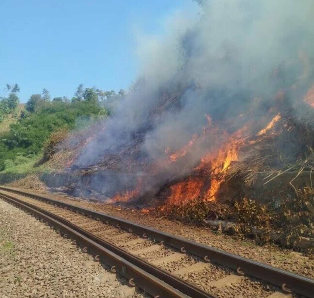 Musim Kemarau, KAI Daop 2 Bandung Himbau Masyarakat Tidak Membakar dan Membuang Sampah Sembarangan di Sekitar Jalur Rel Musim Kemarau, KAI Daop 2 Bandung Himbau Masyarakat Tidak Membakar dan Membuang Sampah Sembarangan di Sekitar Jalur Rel