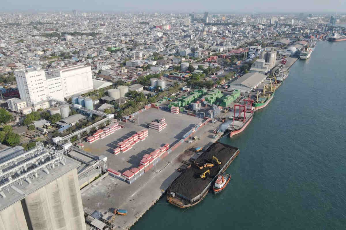 Pelabuhan Makassar Catat Pertumbuhan Positif Arus Bongkar Muat pada Semester I – 2026 Pelabuhan Makassar Catat Pertumbuhan Positif Arus Bongkar Muat pada Semester I – 2026