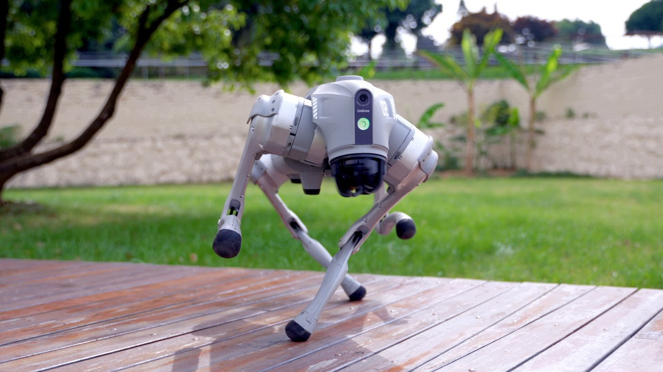 Robot Unitree Go2 untuk Edutainment dan Interaksi Publik Robot Unitree Go2 untuk Edutainment dan Interaksi Publik