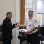 KAI Daop 2 Bandung Serahkan Gardu JPL 19 kepada Pemkab Garut, Wujud Sinergi Tingkatkan Keselamatan Kereta Api di Perlintasan Sebidang