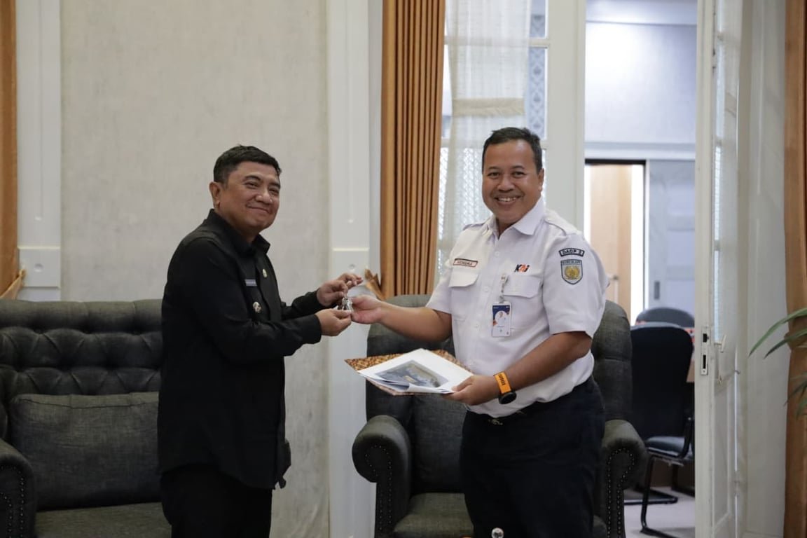 KAI Daop 2 Bandung Serahkan Gardu JPL 19 kepada Pemkab Garut, Wujud Sinergi Tingkatkan Keselamatan Kereta Api di Perlintasan Sebidang