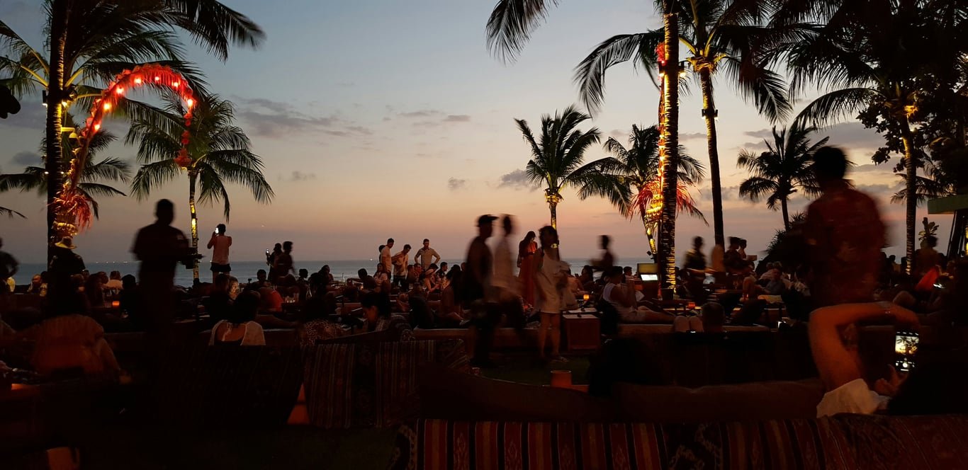 Anatomi Kuliner Seminyak: Polarisasi Tiga Stratum Ekonomi dalam Satu Koridor Jalan Anatomi Kuliner Seminyak: Polarisasi Tiga Stratum Ekonomi dalam Satu Koridor Jalan
