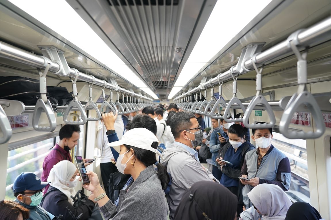 Agar Perjalanan Lebih Nyaman, Ini Tips Menggunakan LRT Jabodebek Saat Jam Sibuk Agar Perjalanan Lebih Nyaman, Ini Tips Menggunakan LRT Jabodebek Saat Jam Sibuk