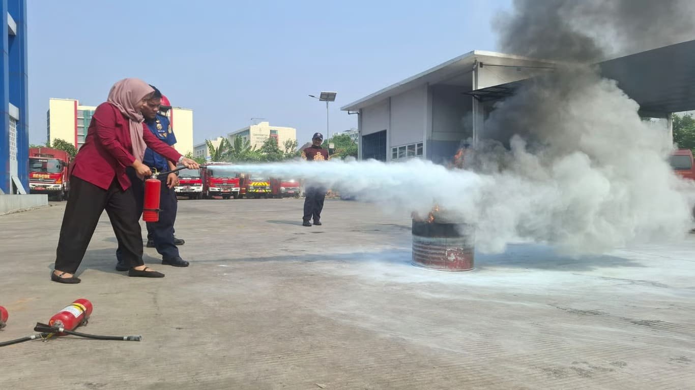 Komitmen Terapkan K3, PT Railink dan Sudin Damkar Jaktim Gelar Diklat Pemadam Kebakaran Komitmen Terapkan K3, PT Railink dan Sudin Damkar Jaktim Gelar Diklat Pemadam Kebakaran